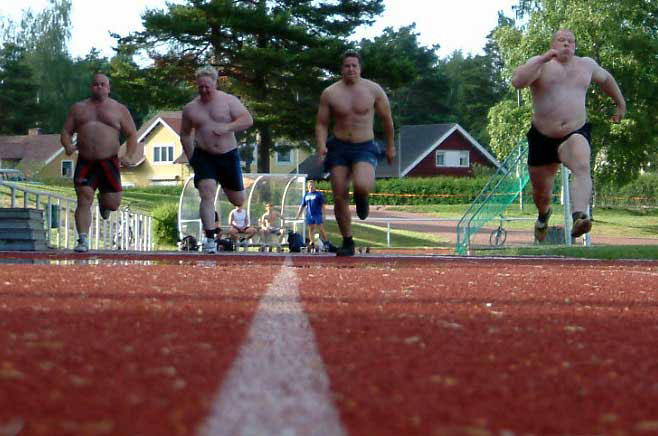 de_tunga_grabbarna_sprintar_100m