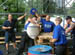 lastning_jon_slanger_upp_en_sandsack
