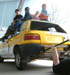 fem_barn_pa_bilen_och_en_inne