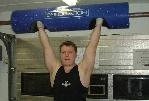johan_kastar_stocken_upp_i_taket