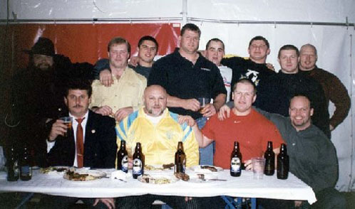 mastarmote_2001_gruppbild_ove_ser_liten_ut
