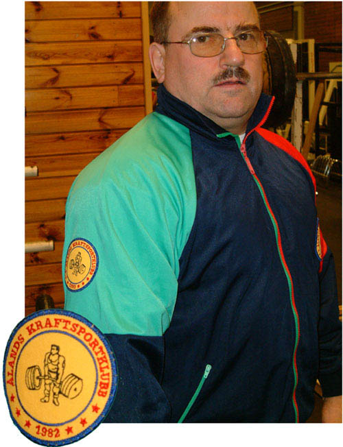 chrille_gustavsson_poserar_med_tidig_klubbjacka