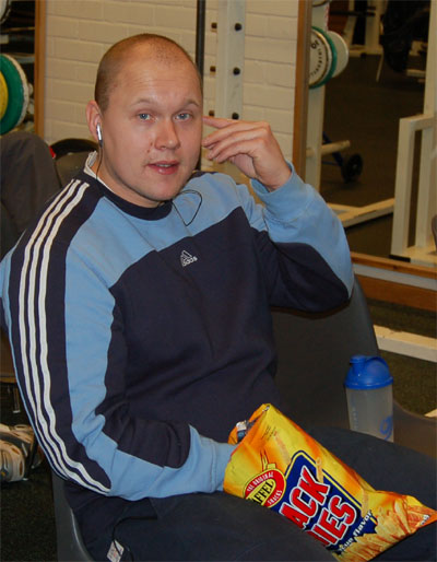 john_med_handen_i_pasen