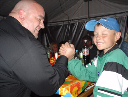 kenta_far_stryk_i_armbytning