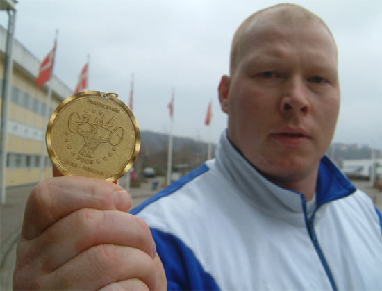 125kg_prisutdelning_ove_visar_upp_guldmedaljen
