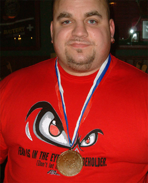 hemma_poserar_med_guld_medaljen